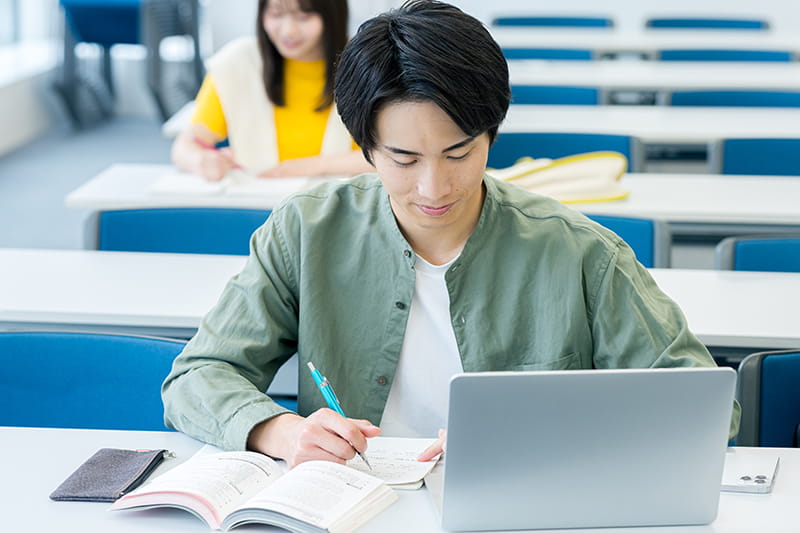 男性が授業を受けているイメージ